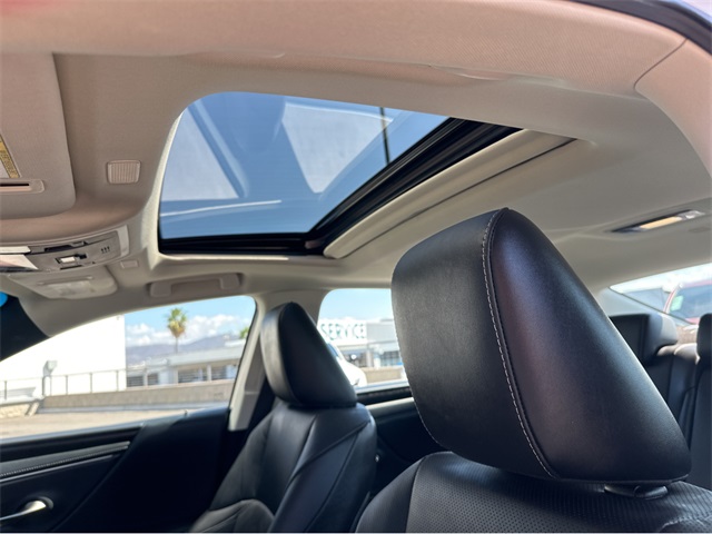 2025 Lexus ES 300h Premium photo 32