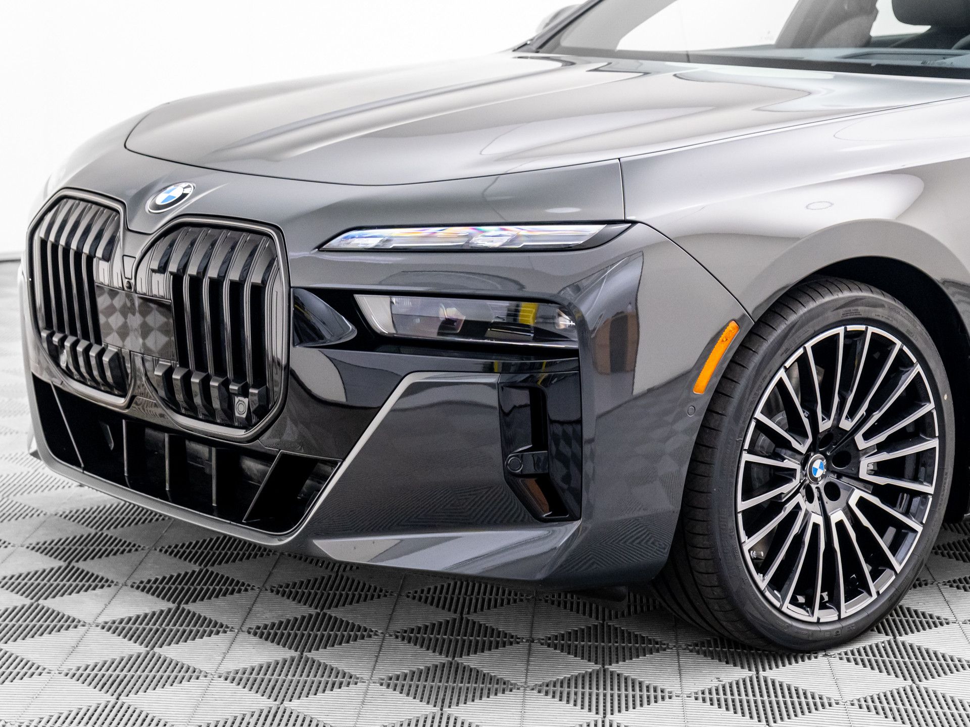 New 2025 Dravit Grey Metallic BMW 760i xDrive image 33