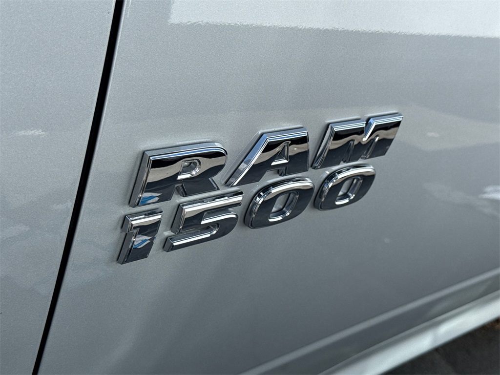 2017 Ram 1500 SLT photo 4