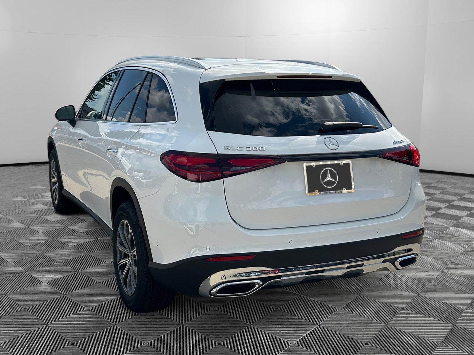 2025 Mercedes Benz GLC 300 4MATIC photo 2