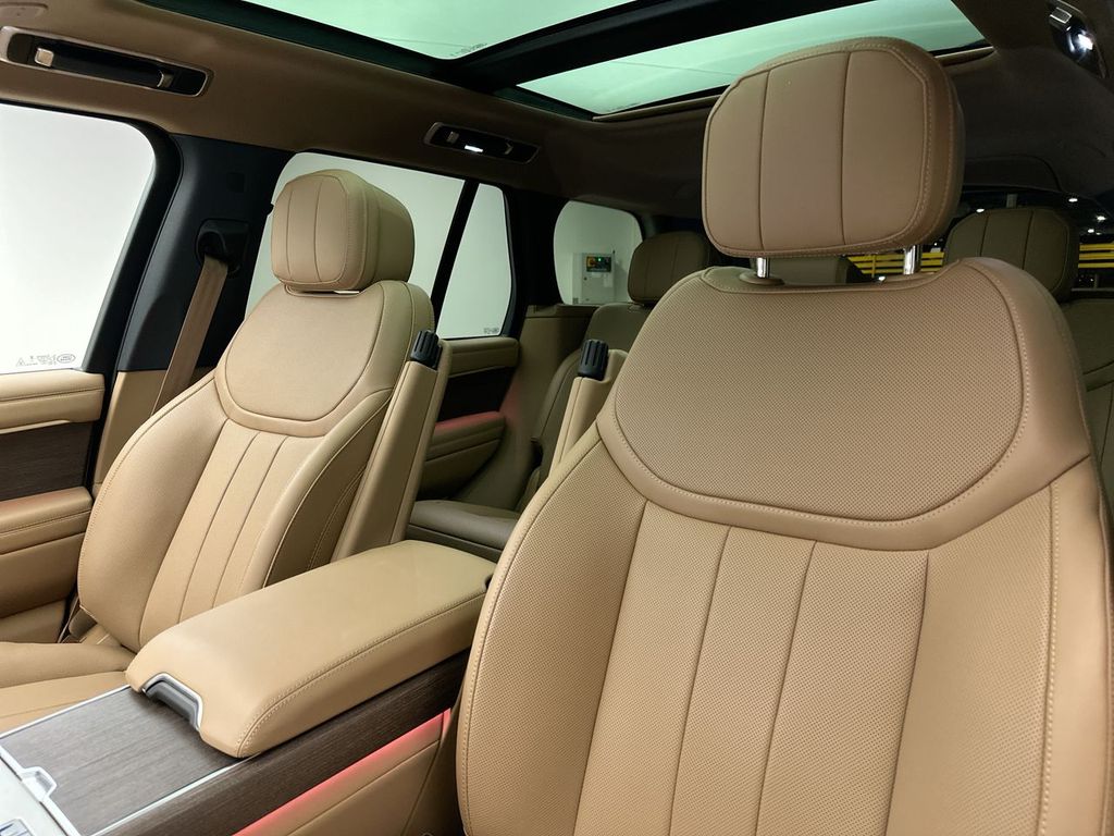 2025 Land Rover Range Rover SE photo 8