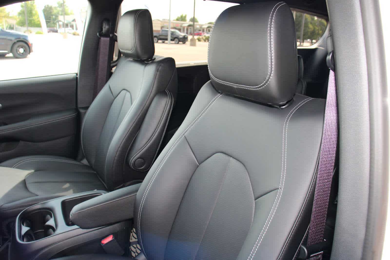 2025 Chrysler Voyager LX photo 10
