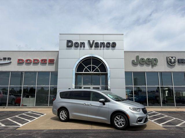 2023 Chrysler Pacifica Touring L's photo