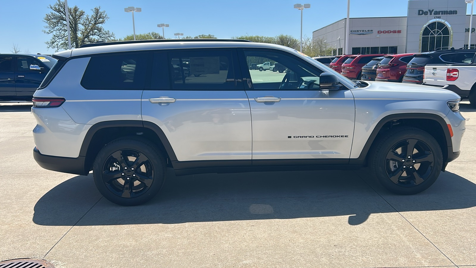 2025 Jeep Grand Cherokee Limited photo 2