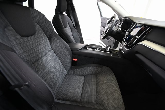 2022 Volvo XC60 B5 Momentum photo 25