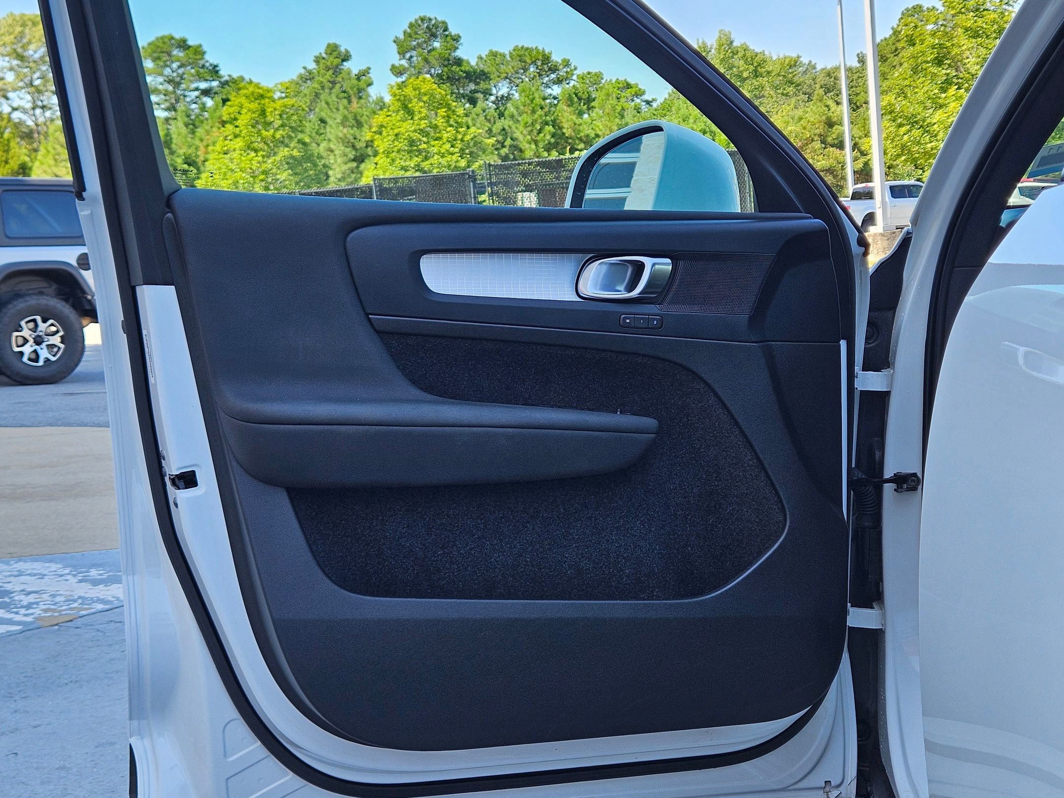 2023 Volvo XC40 Core photo 17