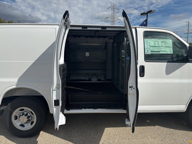 2025 Chevrolet Express Cargo 3500 photo 5