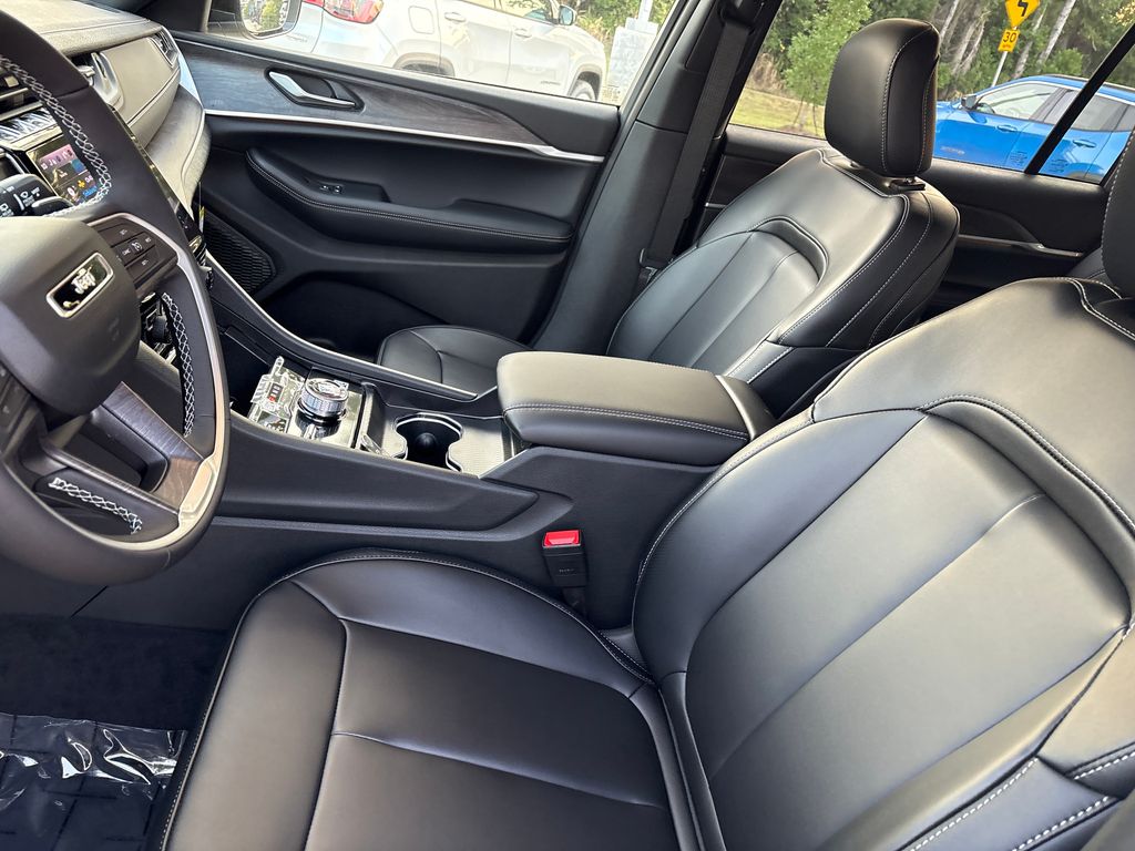 2025 Jeep Grand Cherokee Limited photo 13