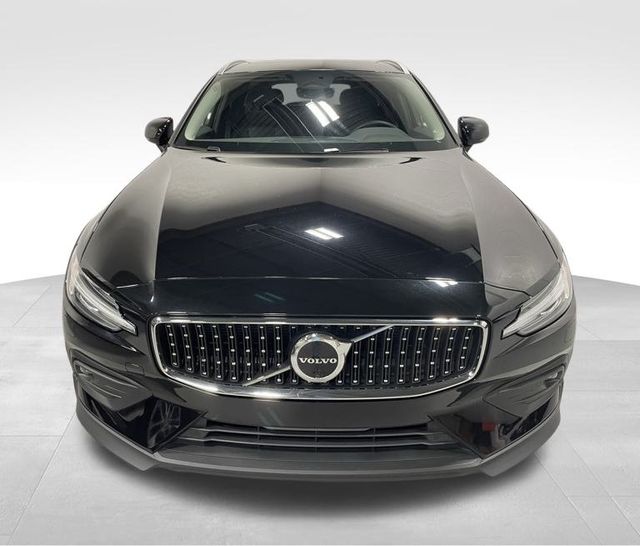 2023 Volvo V60 Cross Country B5 Plus photo 2