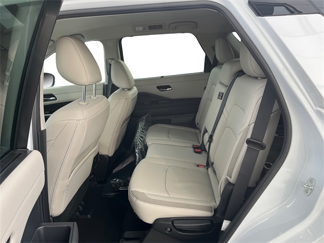2025 Nissan Pathfinder SL photo 3