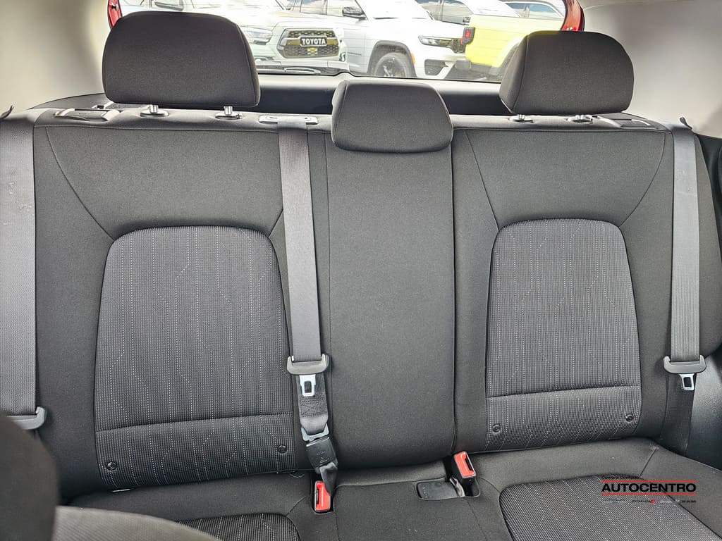 2024 Hyundai Venue SE photo 2