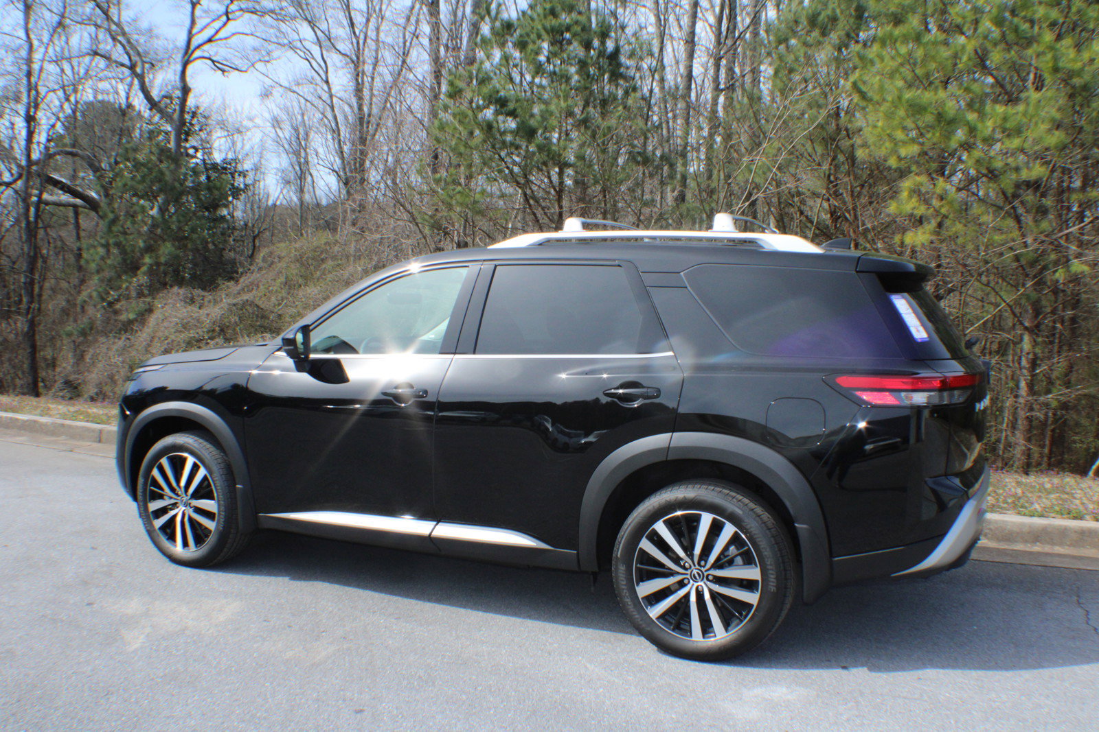 2025 Nissan Pathfinder Platinum photo 3