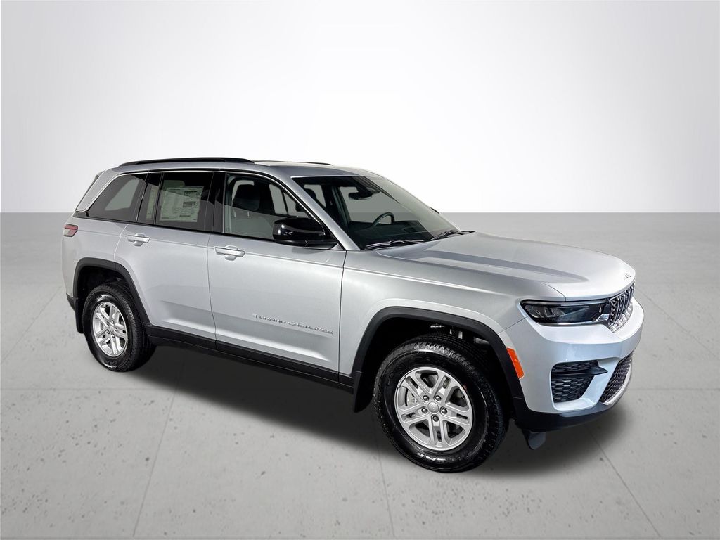 2025 Jeep Grand Cherokee Laredo photo 4