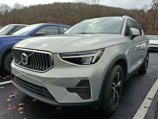 2025 Volvo XC40 Core photo 3