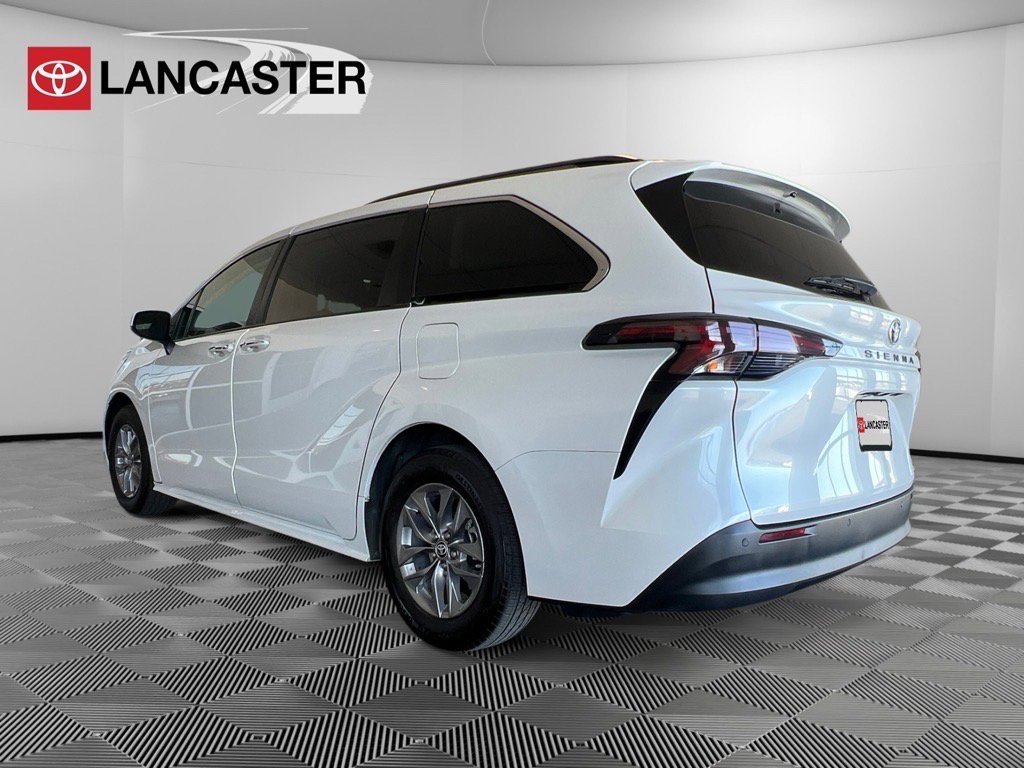 2023 Toyota Sienna XLE photo 2