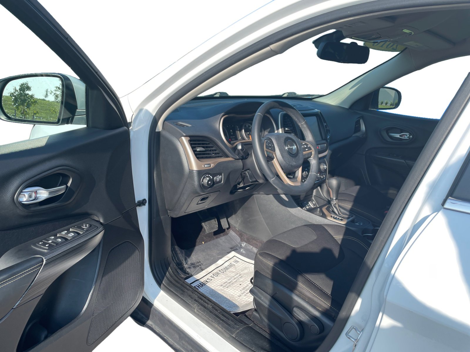 Used 2016 Jeep Cherokee Latitude with VIN 1C4PJLCB3GW374233 for sale in Kansas City