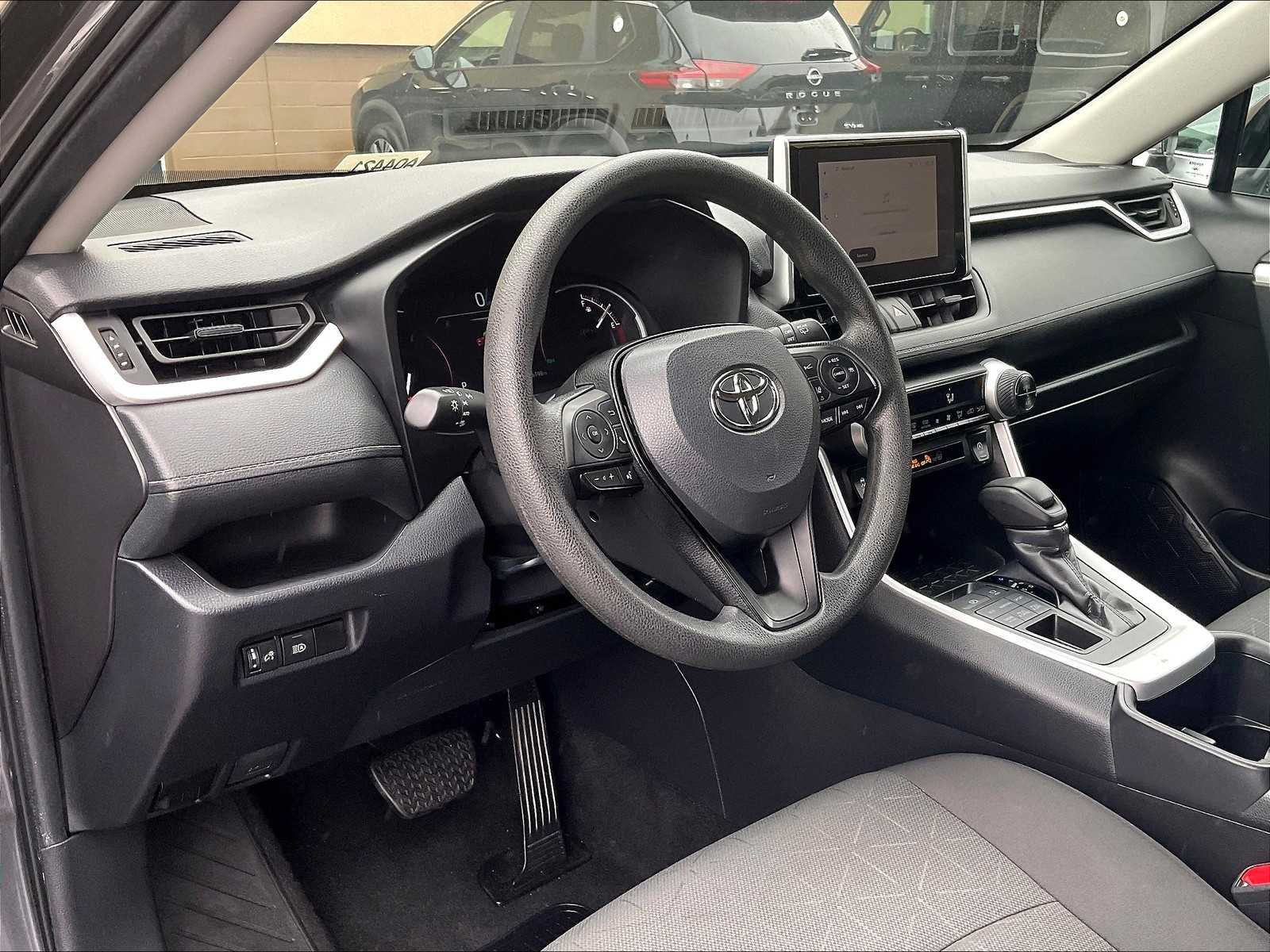 2024 Toyota RAV4 XLE photo 8