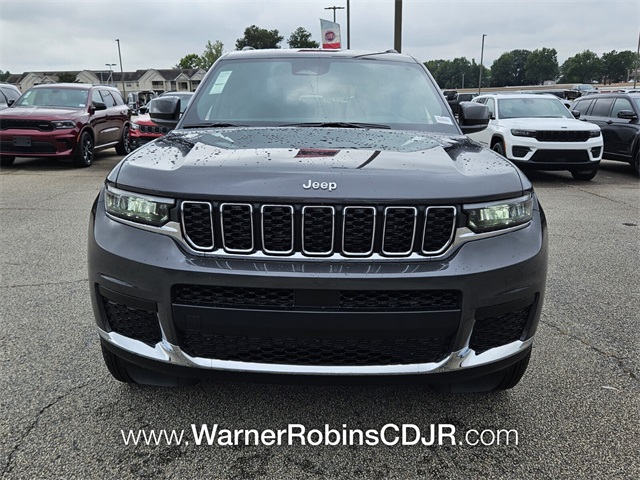 2025 Jeep Grand Cherokee Laredo photo 2