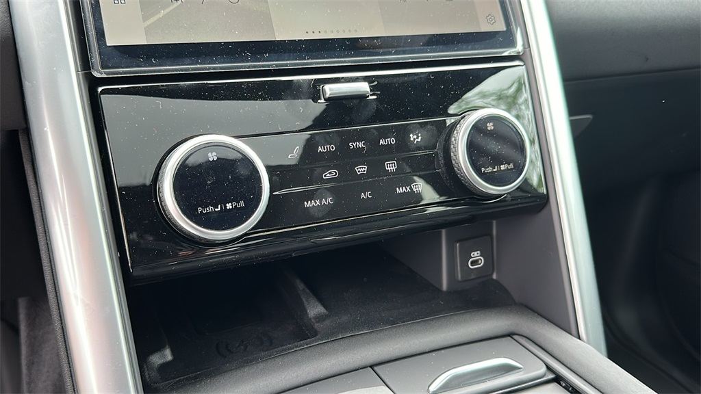 2025 Land Rover Discovery S photo 18