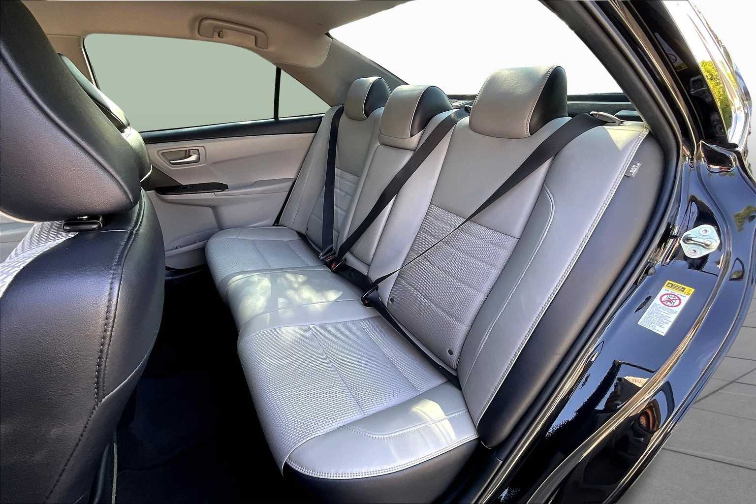 2017 Toyota Camry SE photo 20