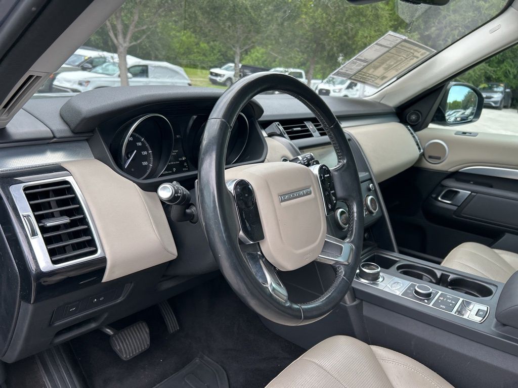 2020 Land Rover Discovery Landmark photo 16