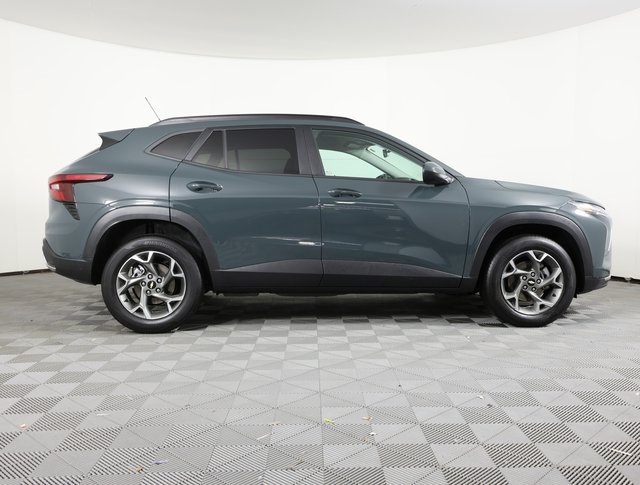 2025 Chevrolet Trax LT photo 2