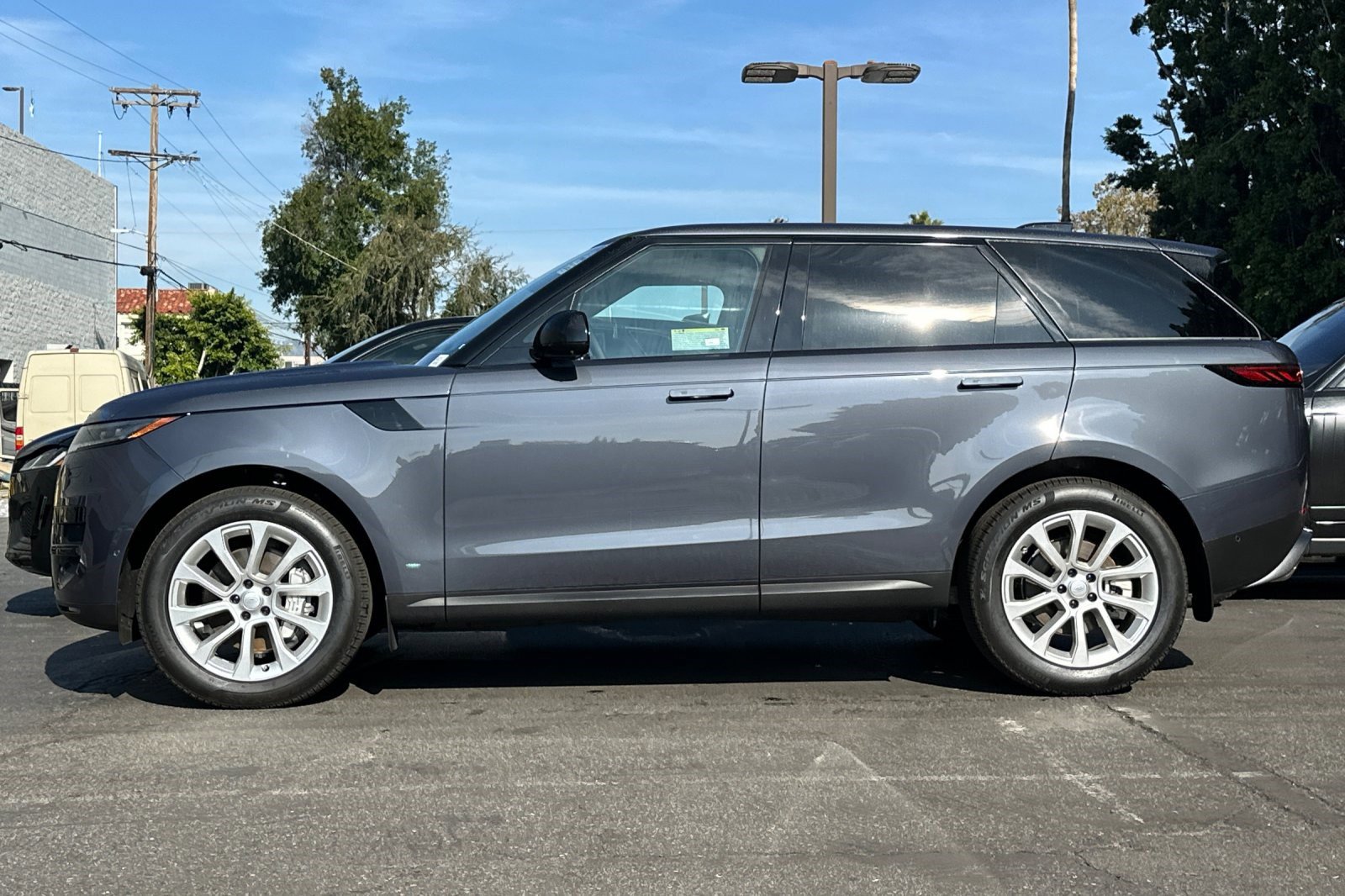 2025 Land Rover Range Rover Sport P360 SE photo 2