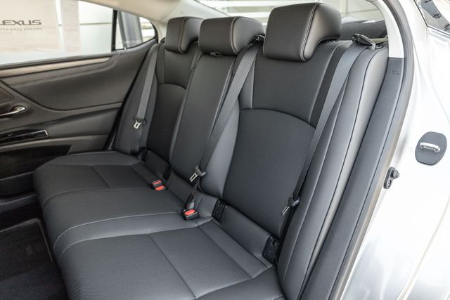 2025 Lexus ES 300h photo 7