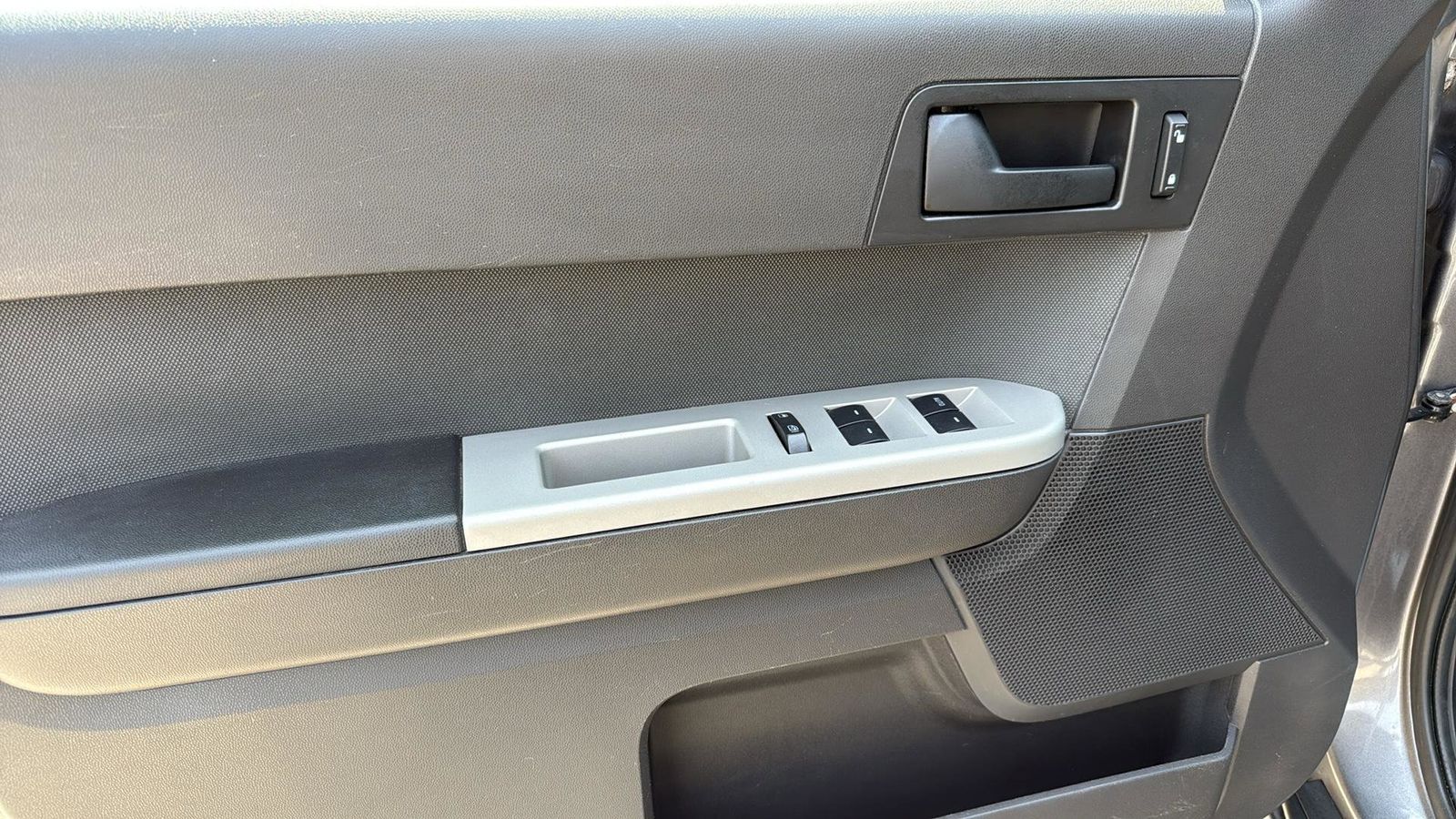 2011 Ford Escape XLT photo 11