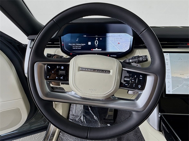 2025 Land Rover Range Rover SE photo 7