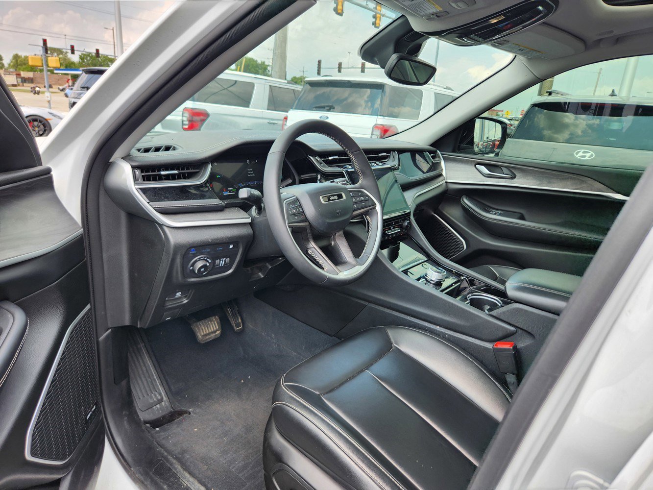 2023 Jeep Cherokee Base photo 2