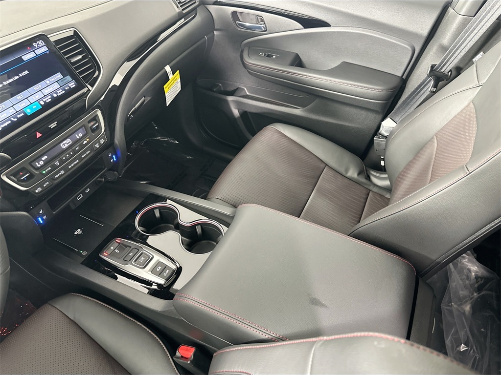 2025 Honda Ridgeline Black Edition photo 4