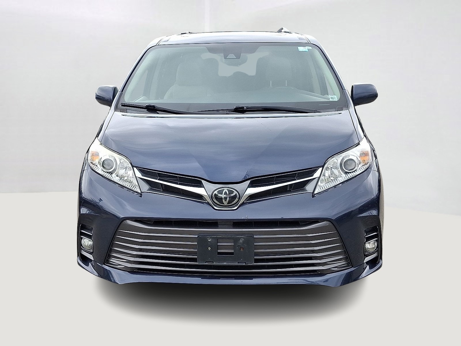 2020 Toyota Sienna XLE photo 2