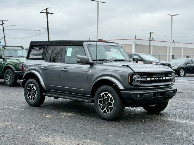 2024 Ford Bronco Outer Banks photo 2