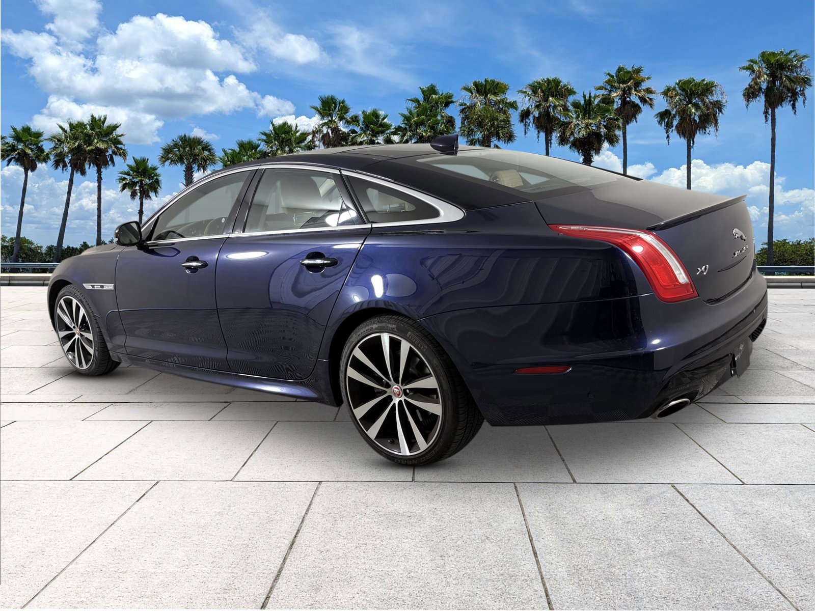 2019 Jaguar XJ R-Sport photo 3