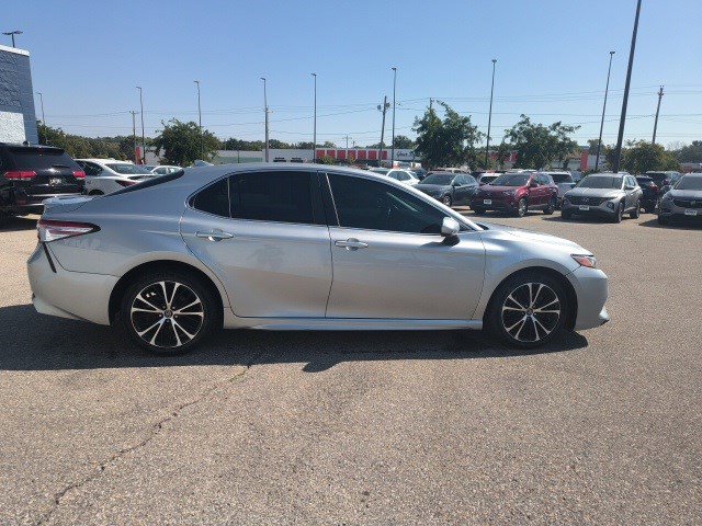 2020 Toyota Camry SE photo 6