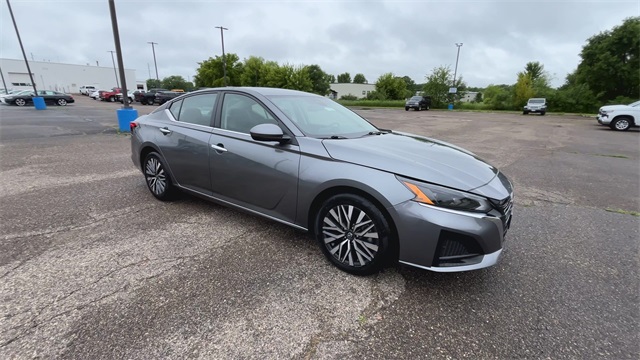 Used 2023 Nissan Altima SV with VIN 1N4BL4DV5PN366813 for sale in Shakopee, Minnesota