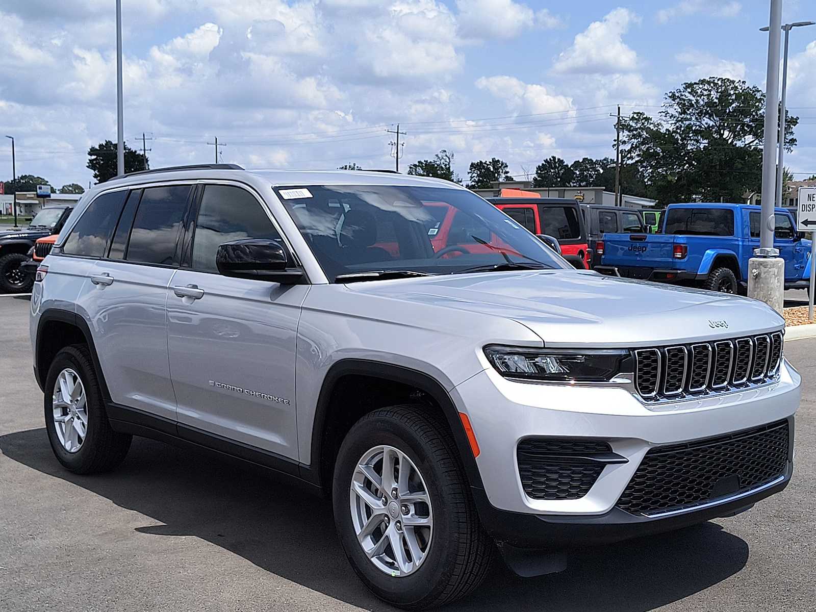 2025 Jeep Grand Cherokee Laredo X photo 4