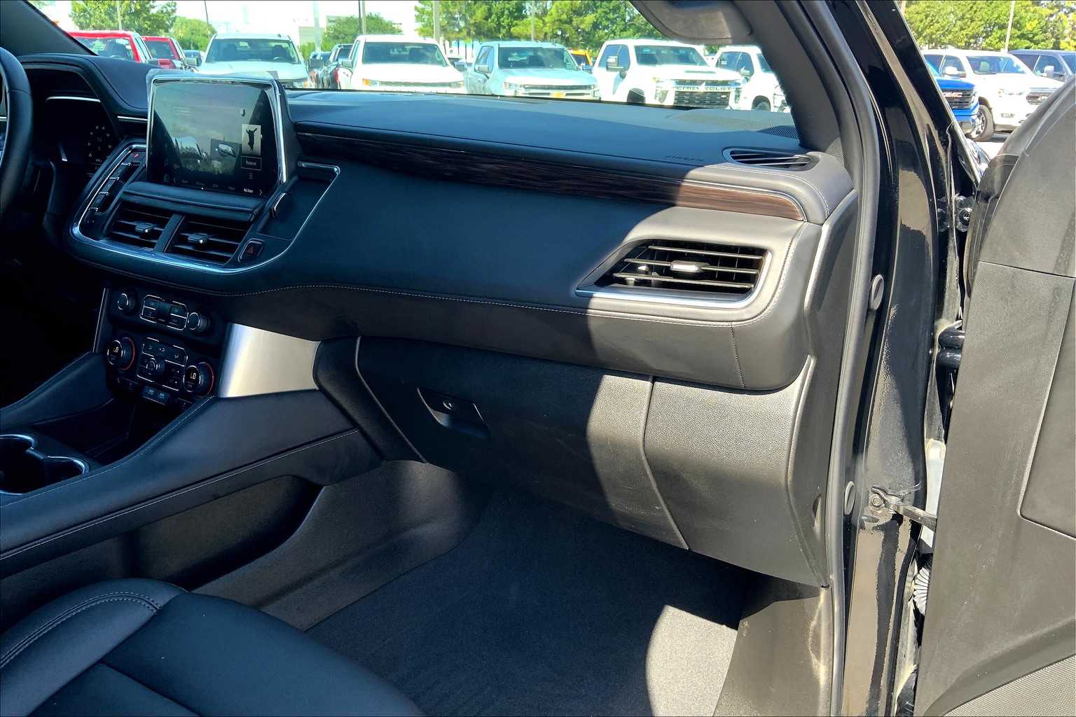2024 Chevrolet Suburban LT photo 17