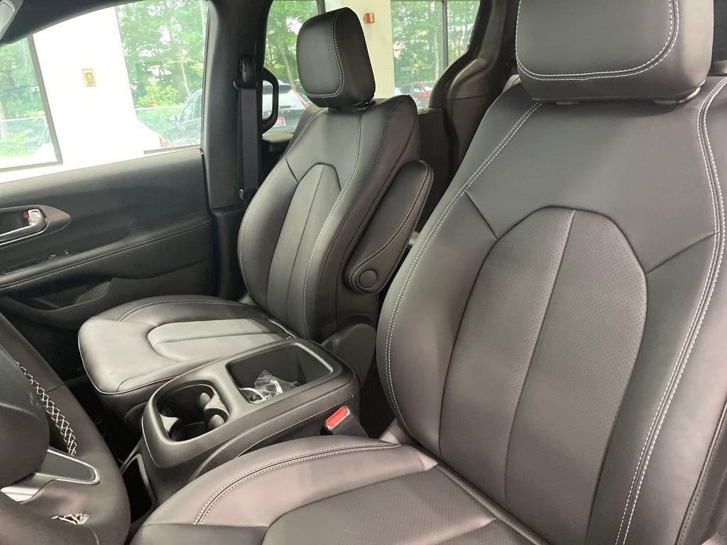 2025 Chrysler Pacifica photo 11