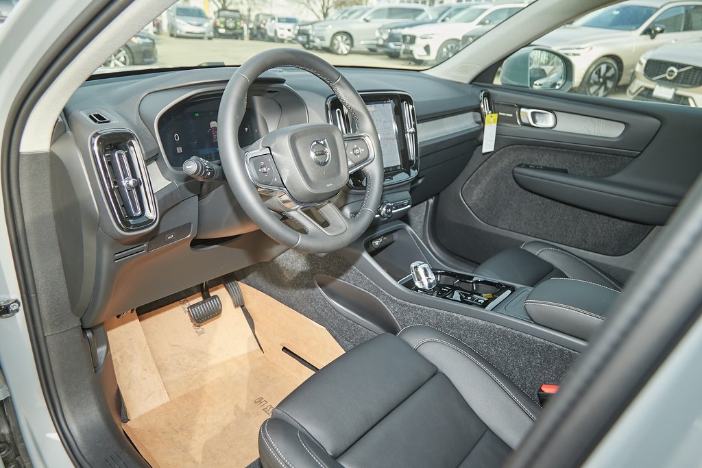 2025 VOLVO XC40 - Image 9