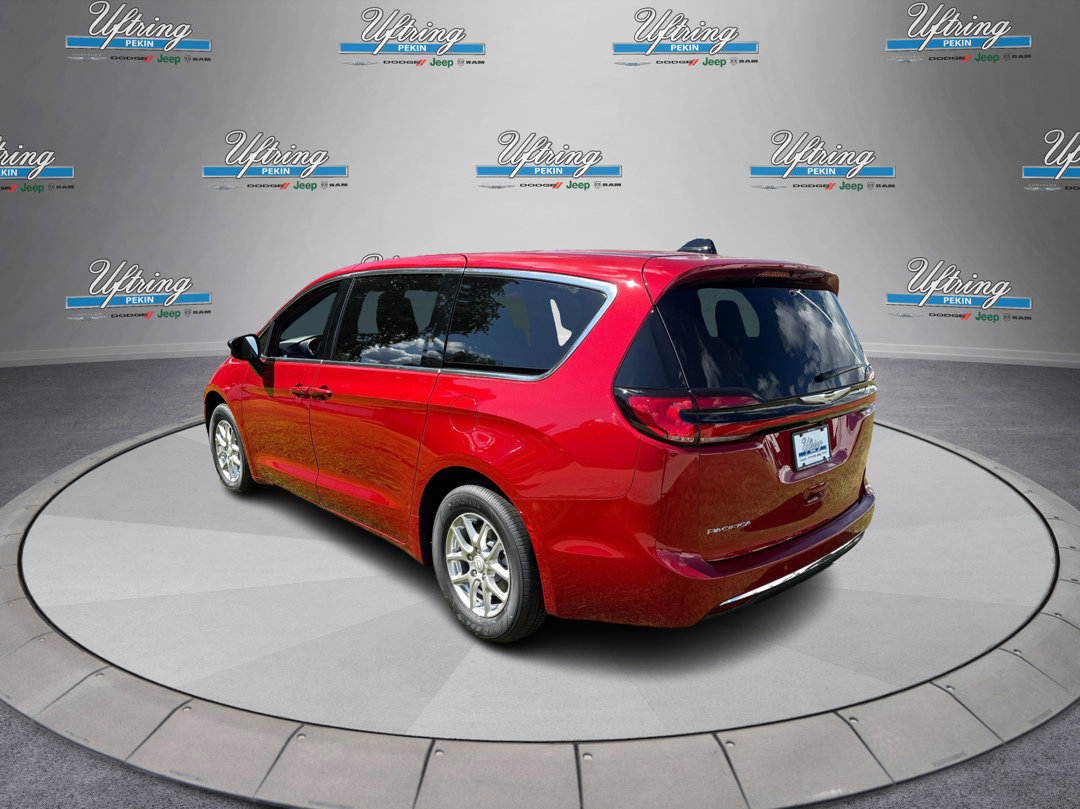 2026 Chrysler Pacifica photo 4