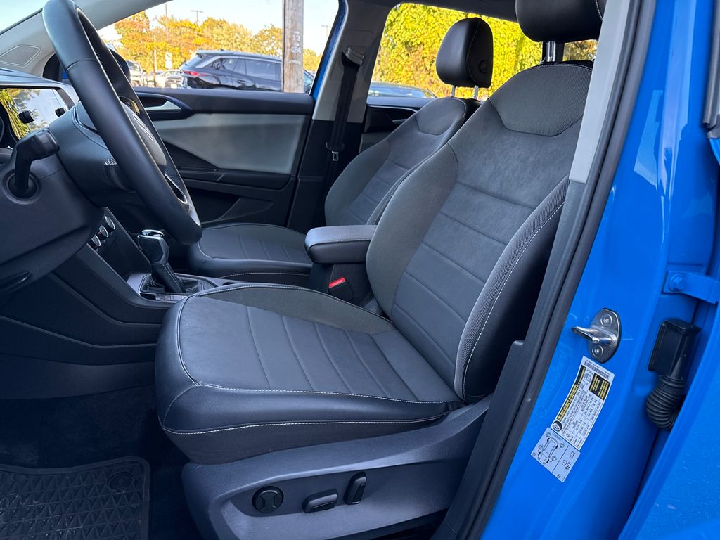 2022 Volkswagen Taos SE photo 3