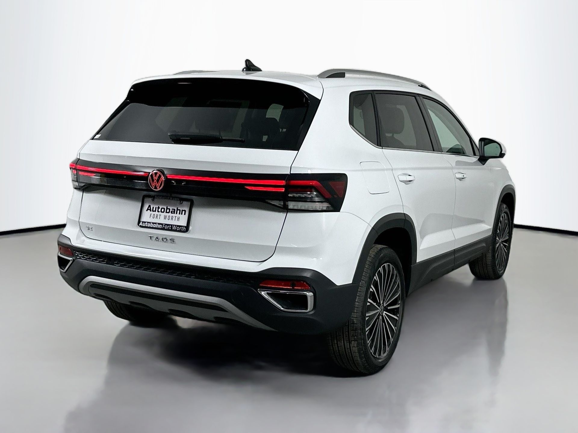 2025 Volkswagen Taos SE photo 2