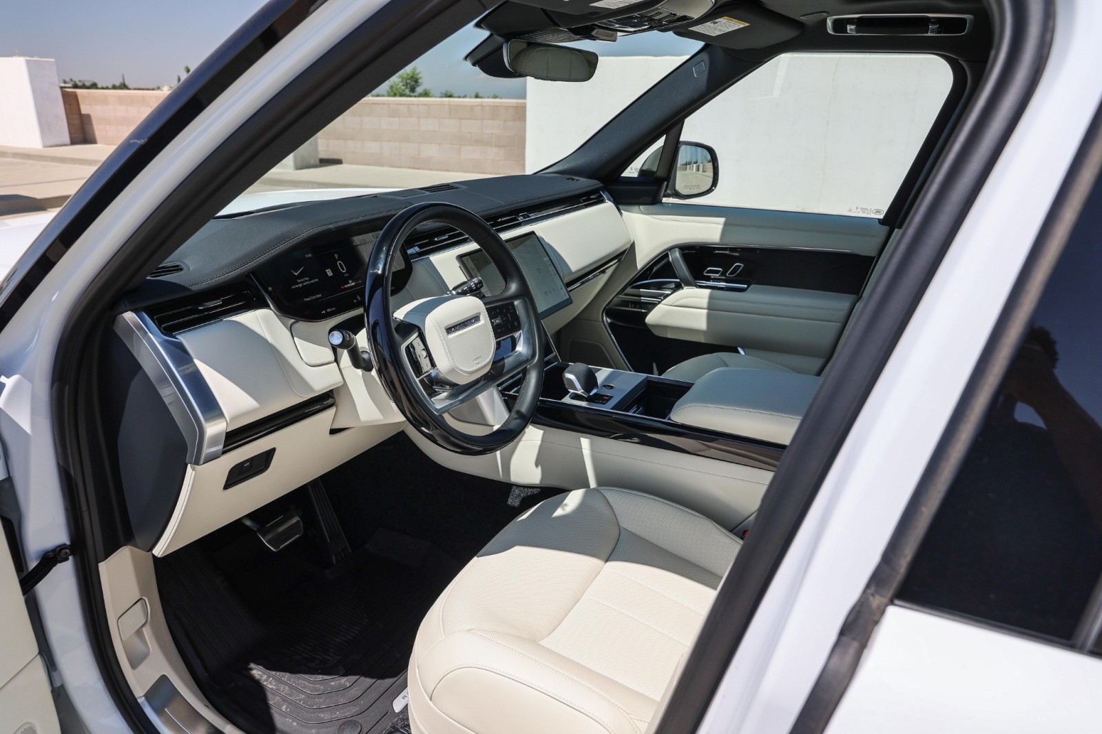 2025 Land Rover Range Rover SE photo 16