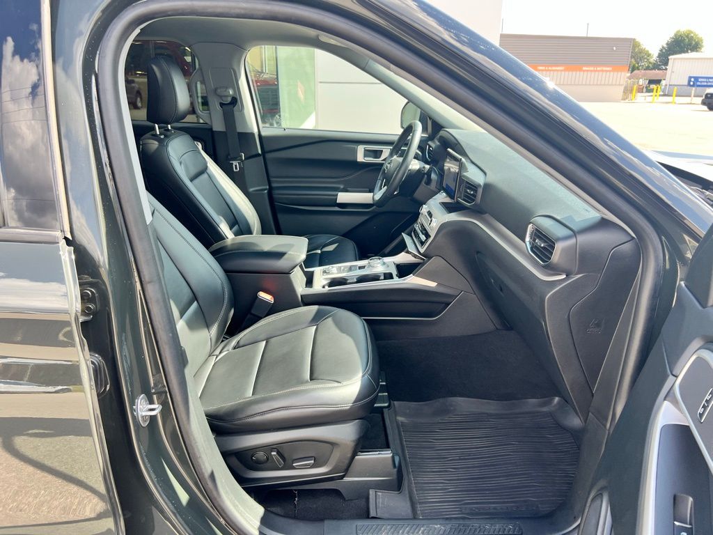 2023 Ford Explorer XLT photo 33