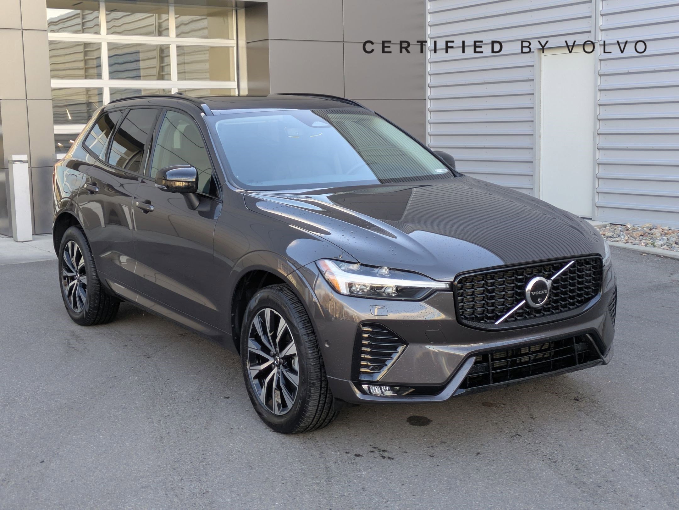 2025 Volvo XC60 Plus's photo