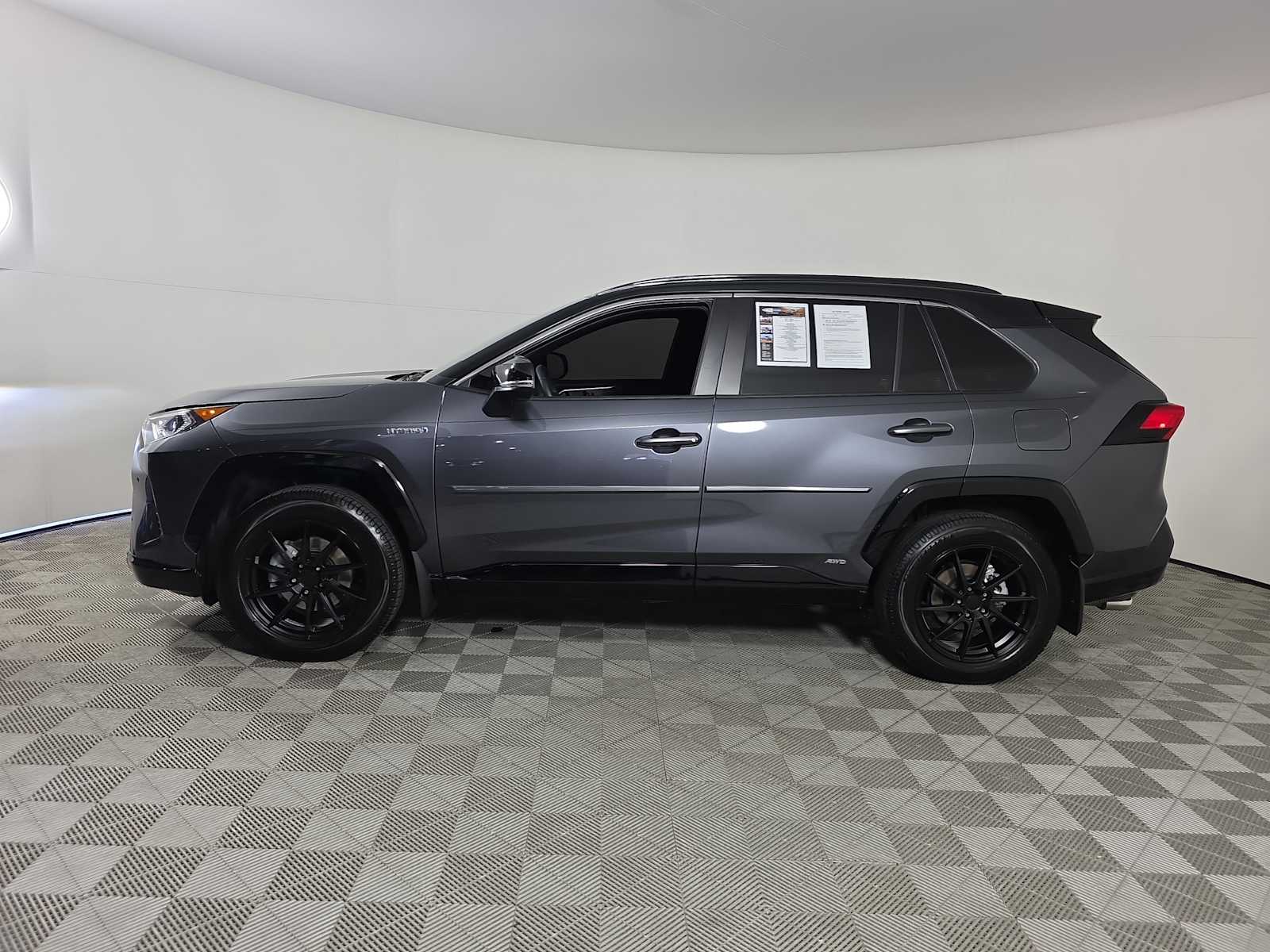 2020 Toyota RAV4 Hybrid XSE photo 4