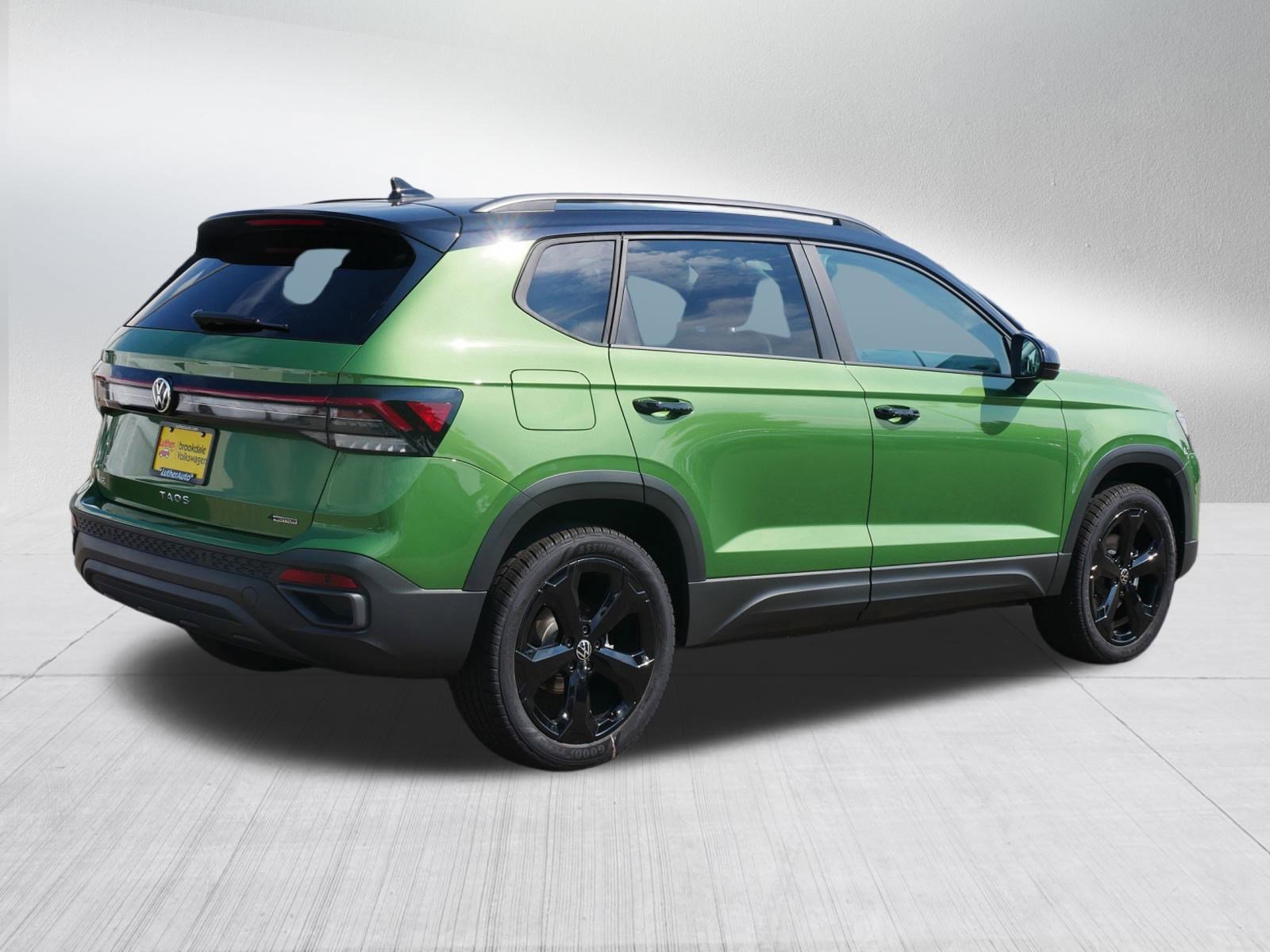 2025 Volkswagen Taos SE photo 2