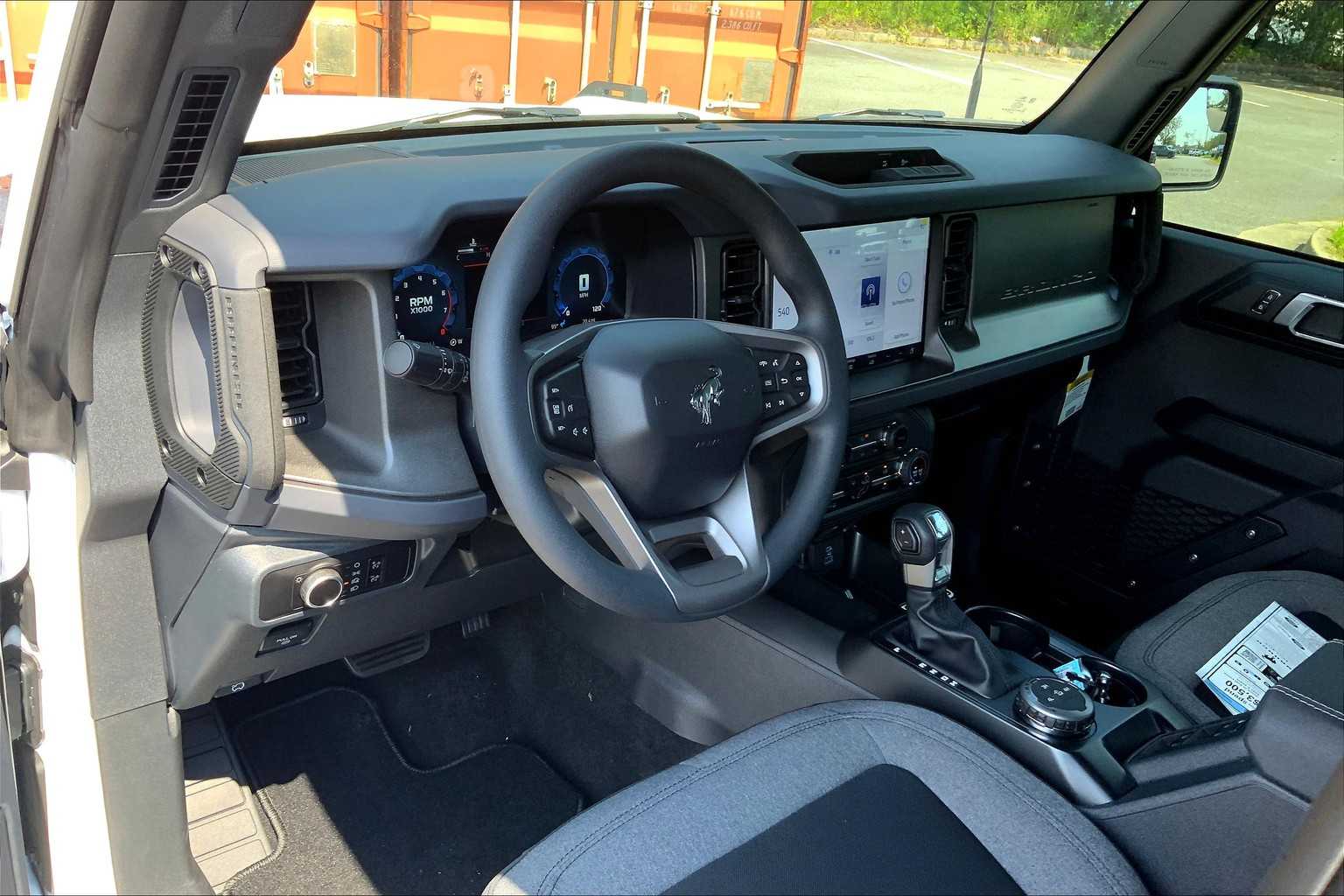 2025 Ford Bronco Base photo 6